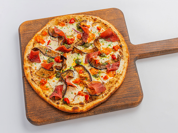 Пицца с брезаолой и баклажанами