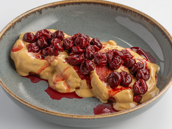 Овсяноблин с арахисовой пастой и вишней