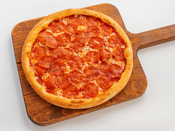 Пицца пепперони на тонком тесте