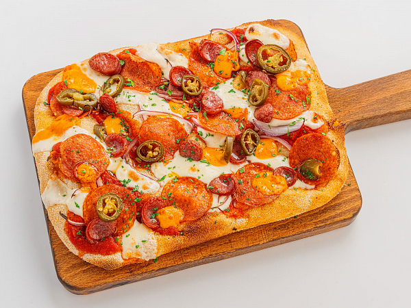 Пицца с халапеньо и охотничьими колбасками