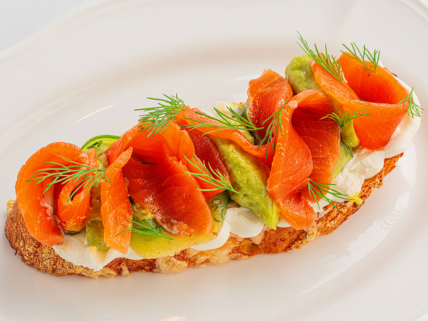 Брускетта с лососем