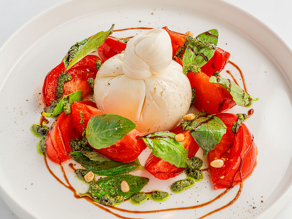 Буррата с томатами
