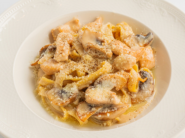 Паста с курицей и грибами