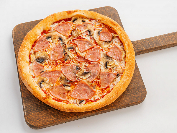 Пицца с ветчиной и грибами на тонком тесте