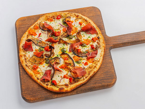 Пицца с брезаолой и баклажанами