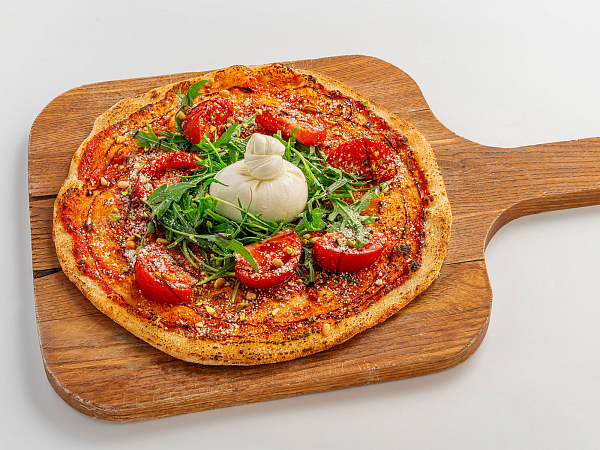 Пицца с бурратой и томатами