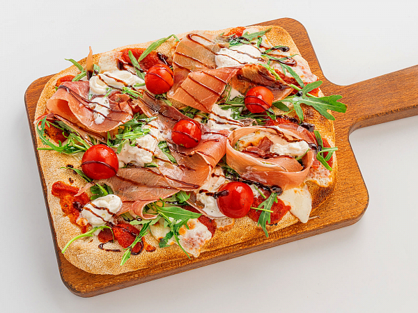 Пицца с прошутто и трюфельным маслом