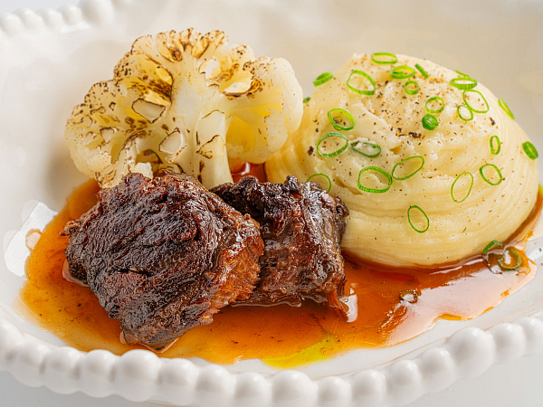 Телячьи щечки с картофельным пюре