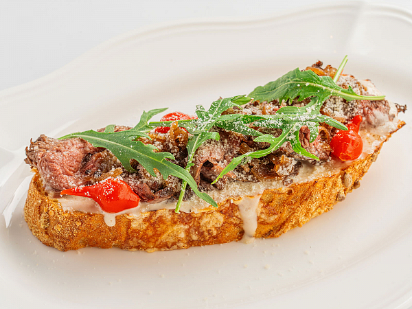 Брускетта с ростбифом