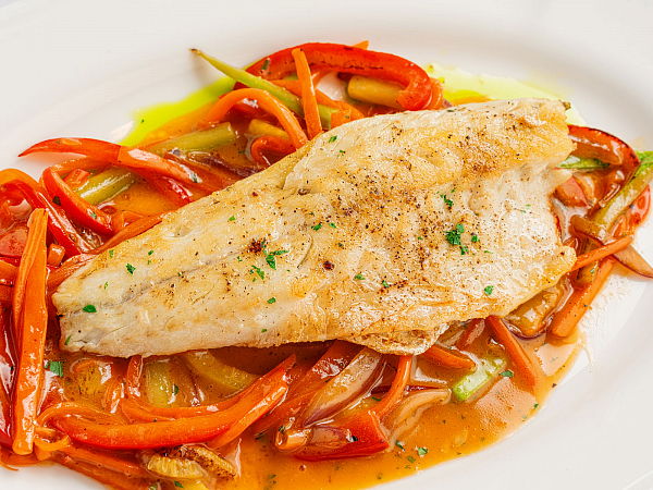 Сибас на овощной подушке