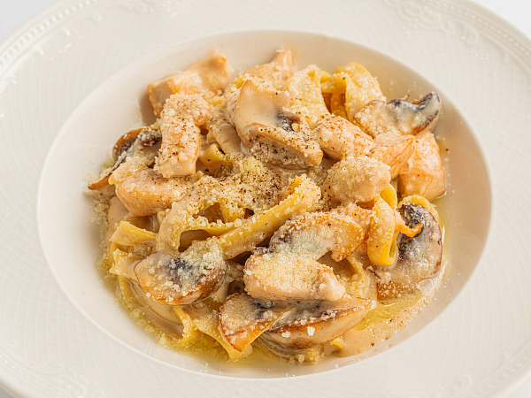 Паста с курицей и грибами