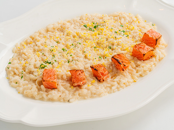 Ризотто с опаленным лососем в лимонном соусе