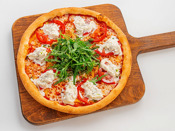 Пицца со страчателлой на тонком тесте