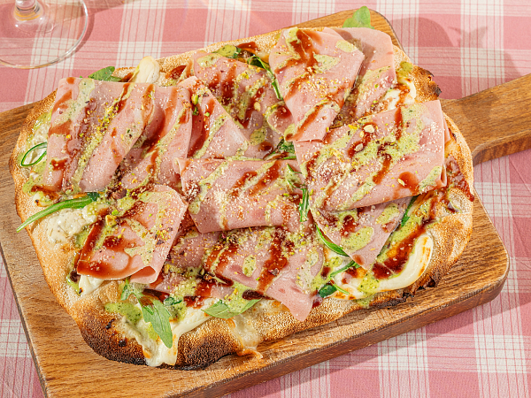 Пицца с тамбовским окороком и базиликовым айоли