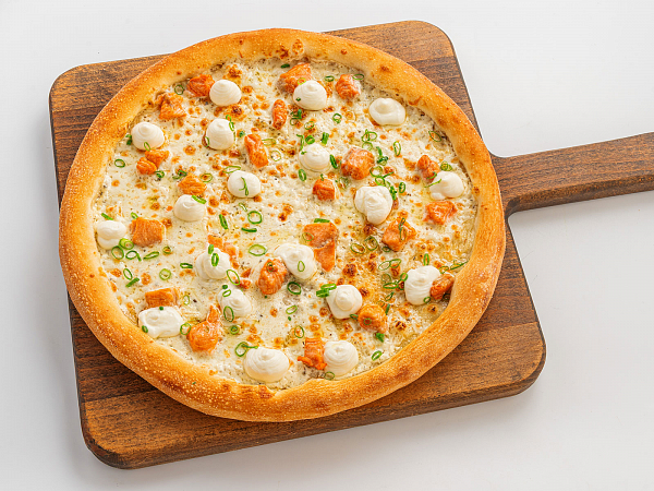 Пицца с лососем на тонком тесте 