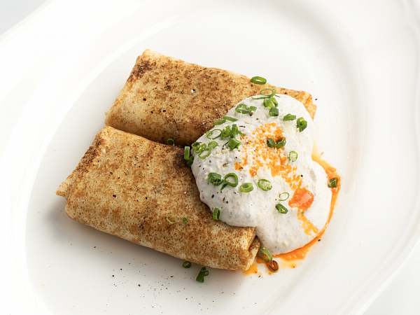 Блины с мясом и трюфельной сметаной