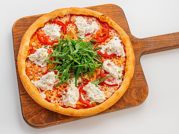 Пицца со страчателлой на тонком тесте