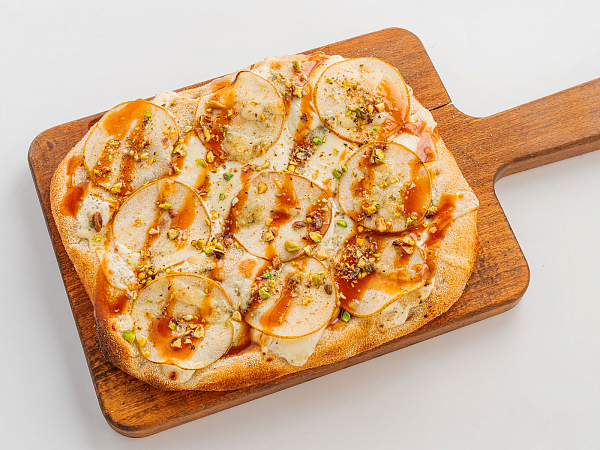 Пицца с грушей и соленой карамелью