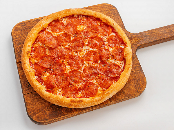 Пицца пепперони на тонком тесте